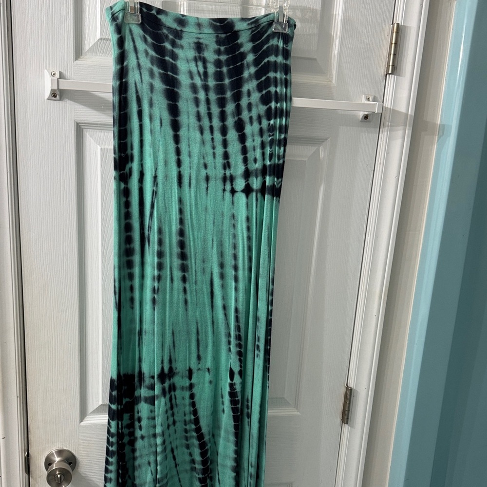 Chic Tie-Dye Maxi Skirt in Green and Black